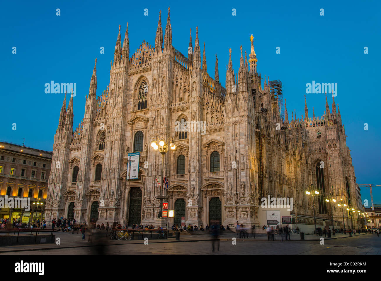 Place Piazza del Duomo avec la cathédrale gothique, au crépuscule, Milan, Lombardie, Italie Banque D'Images