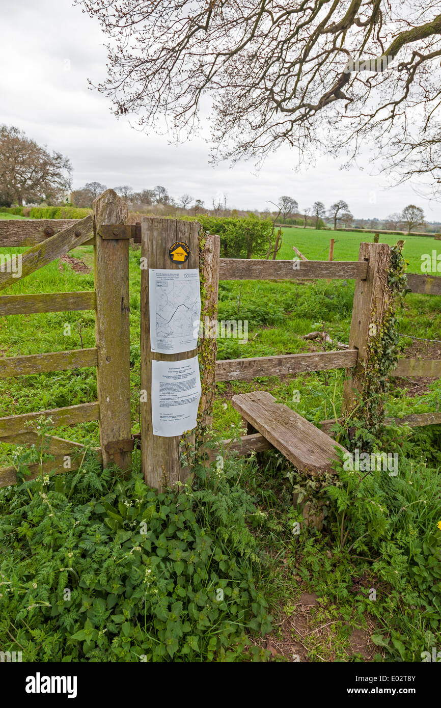 Un sentier public détournement ou signe de fermeture Banque D'Images