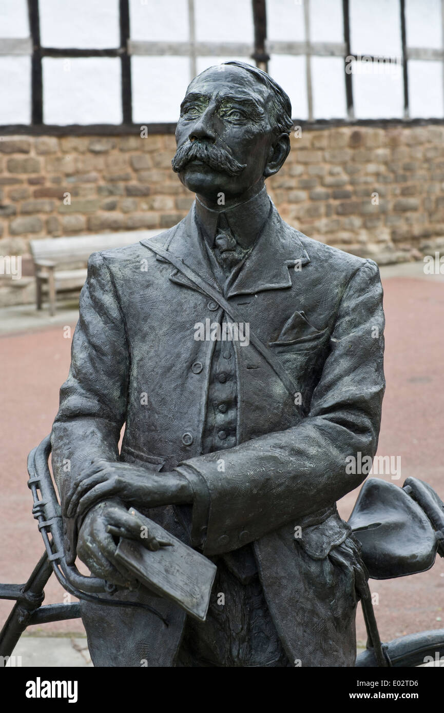 Statue du compositeur Edward Elgar en centre-ville de Hereford Herefordshire Angleterre UK Banque D'Images