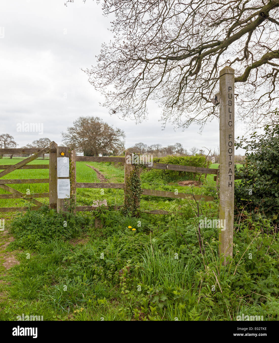 Un sentier public détournement ou signe de fermeture Banque D'Images