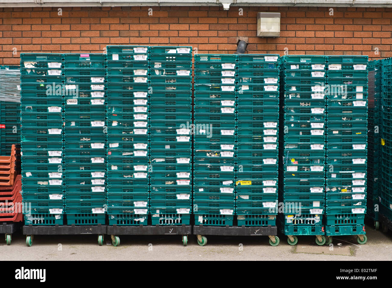 Des piles de caisses empilées livraison extérieur à l'arrière de supermarché en centre-ville de Hereford Herefordshire Angleterre UK Banque D'Images