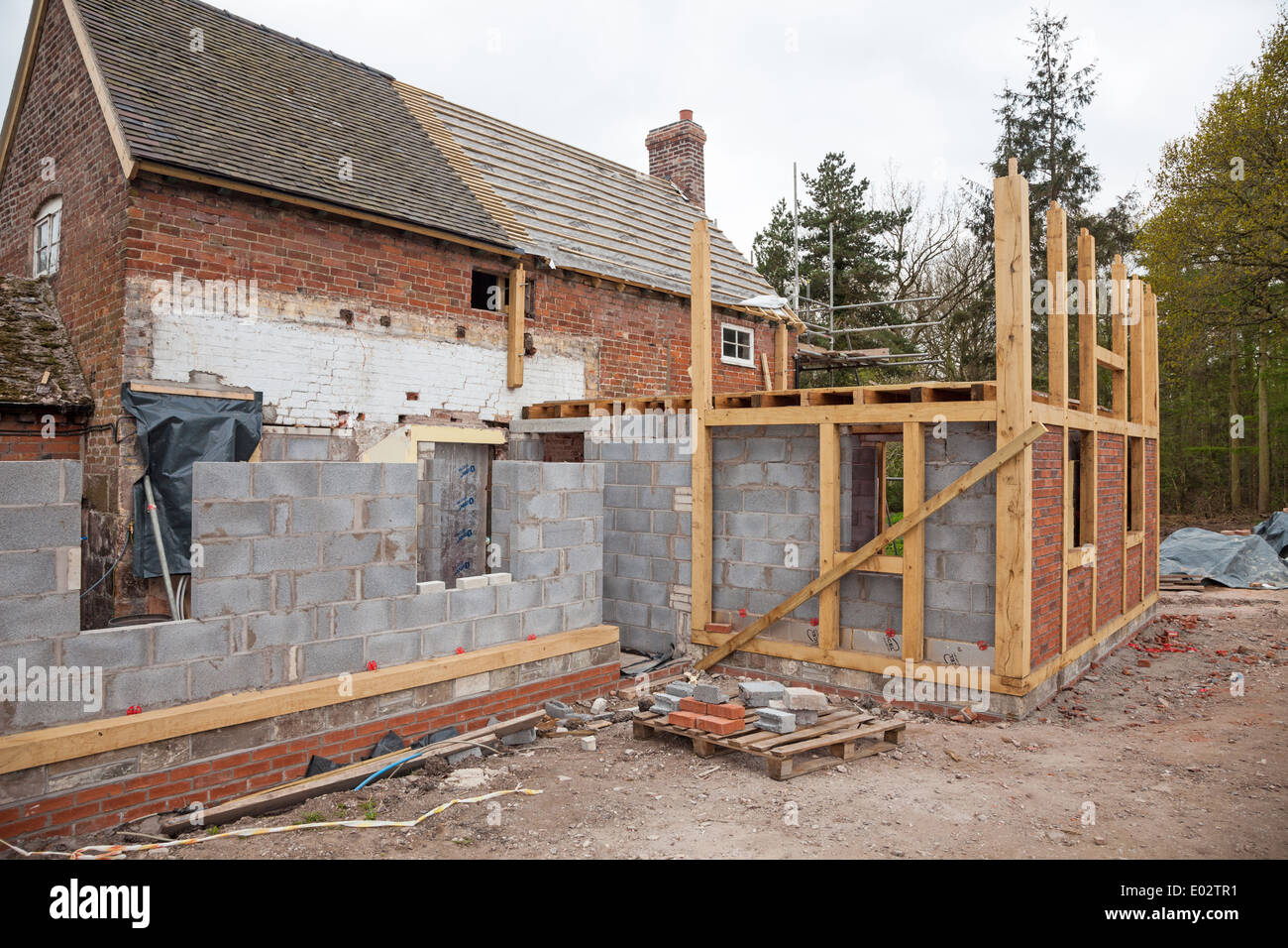 Un cadre en bois extension d'un bâti en brique maison ou un chalet en construction ou en cours de construction Banque D'Images