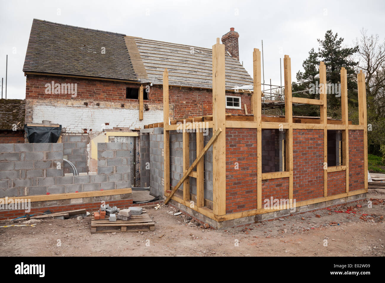 Une extension à ossature de bois d'une maison ou d'un chalet en brique existant en construction ou en construction, Angleterre, Royaume-Uni Banque D'Images