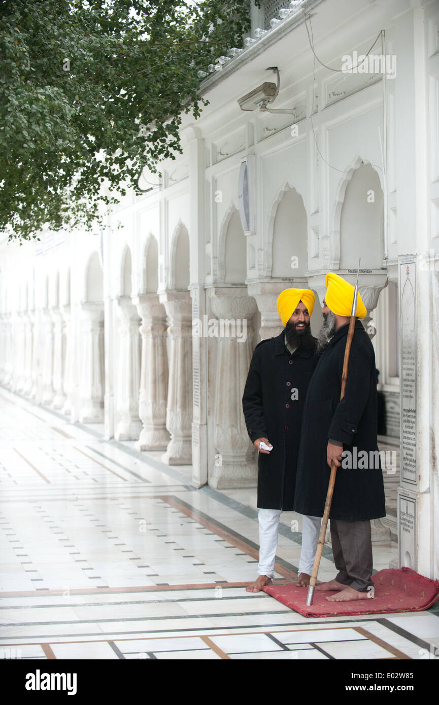 L'Inde- Punjab : Amritsar : deux soldats sikhs dans le temple d'or ou Harmandir Sahib Banque D'Images