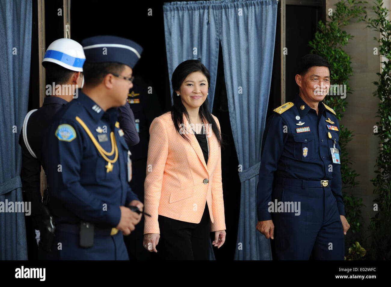 Bangkok, Thaïlande. Apr 30, 2014. Premier Ministre thaïlandais Yingluck Shinawatra (2e R) arrive pour une réunion avec la Commission électorale (CE) à la Royal Thai Air Force Academy à Bangkok, Thaïlande, le 30 avril 2014. Le gouvernement intérimaire thaïlandais le mercredi d'accord avec EC d'organiser une nouvelle élection générale le 20 juillet. Credit : Gao Jianjun/Xinhua/Alamy Live News Banque D'Images