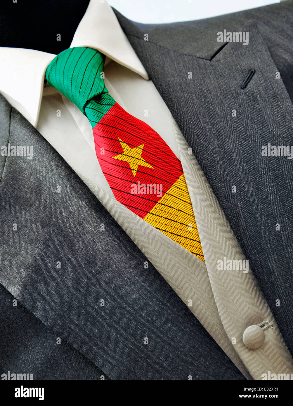 Robe de mariage élégant avec drapeau Cameroun sur la cravate Photo Stock -  Alamy