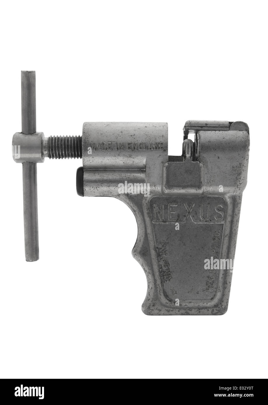 Ancien outil de chaîne de vélo sur fond blanc Banque D'Images