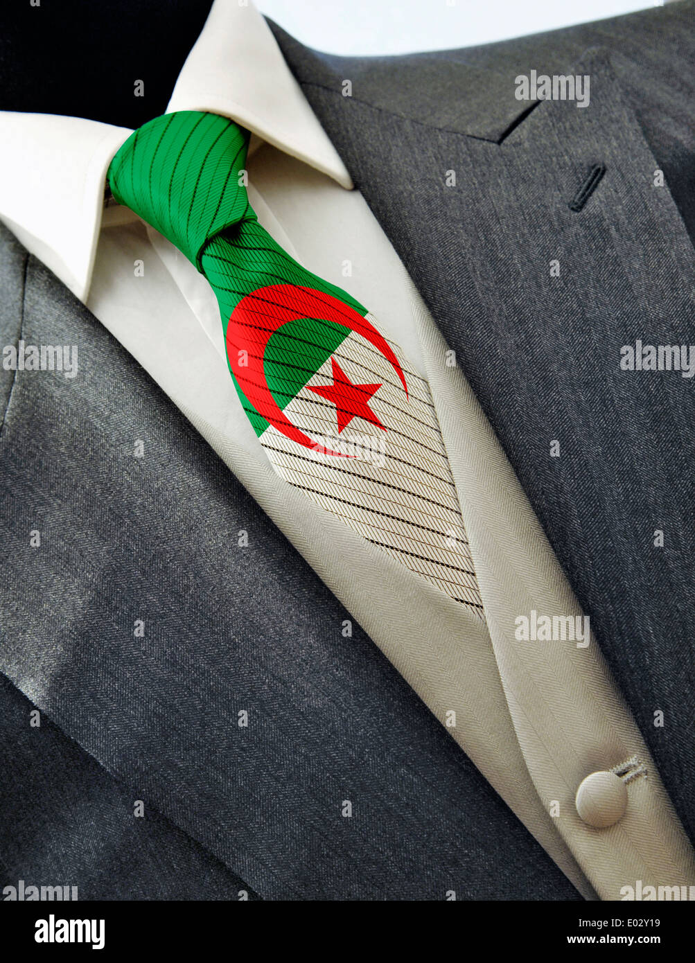 Robe de mariage élégant avec le drapeau de l'Algérie sur la cravate Photo  Stock - Alamy