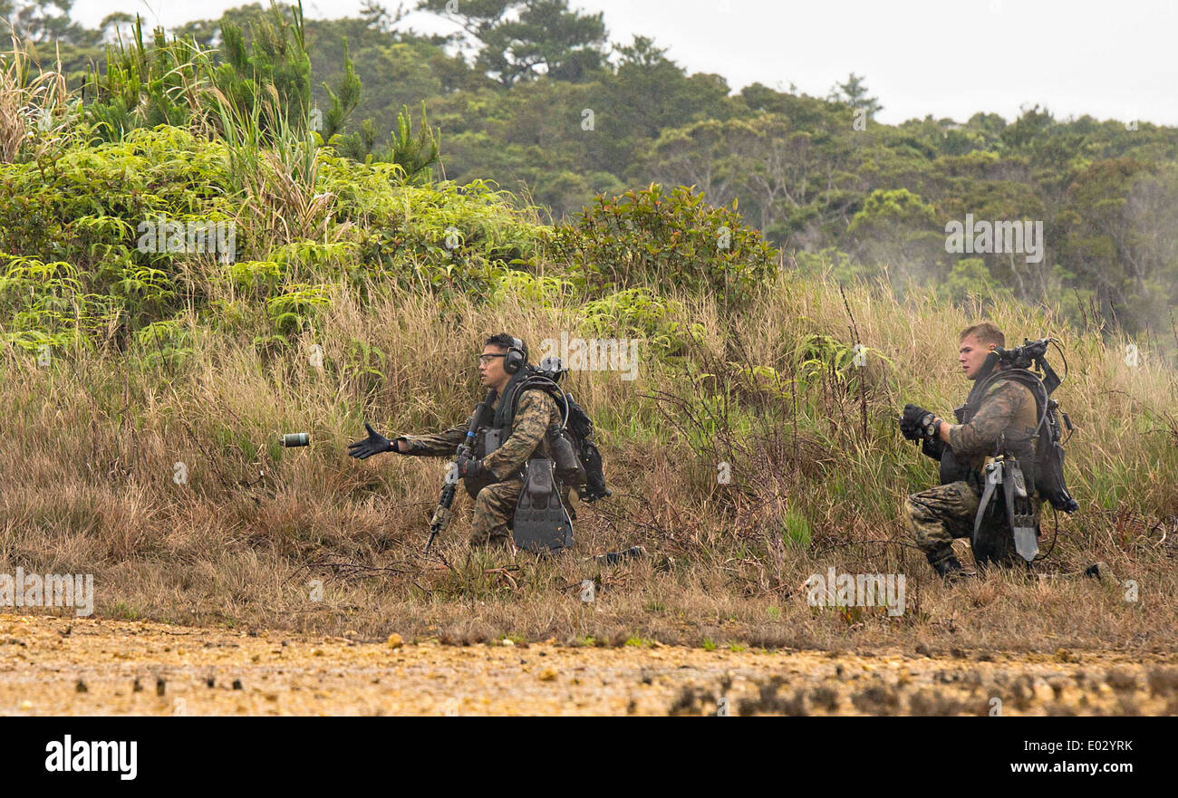 Les Marines américains lancent un assaut amphibie au cours de plongeur de combat et de reconnaissance de plage au Camp de formation du 24 avril 2014, Hansen à Okinawa, au Japon. Banque D'Images