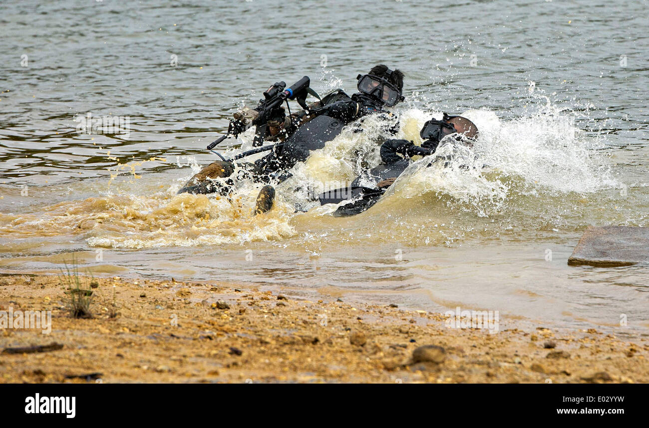 Les Marines américains émergent de l'eau au cours de plongeur de combat et de reconnaissance de plage au Camp de formation du 24 avril 2014, Hansen à Okinawa, au Japon. Banque D'Images