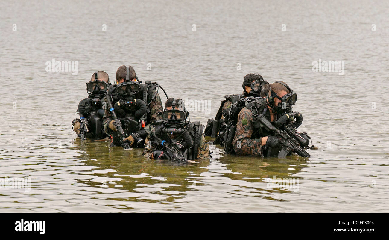 Les Marines américains émergent de l'eau au cours de plongeur de combat et de reconnaissance de plage au Camp de formation du 24 avril 2014, Hansen à Okinawa, au Japon. Banque D'Images