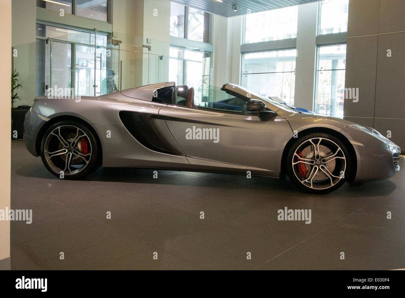 2014 Gris argent McLaren 12C Spider Super voiture de sport Banque D'Images