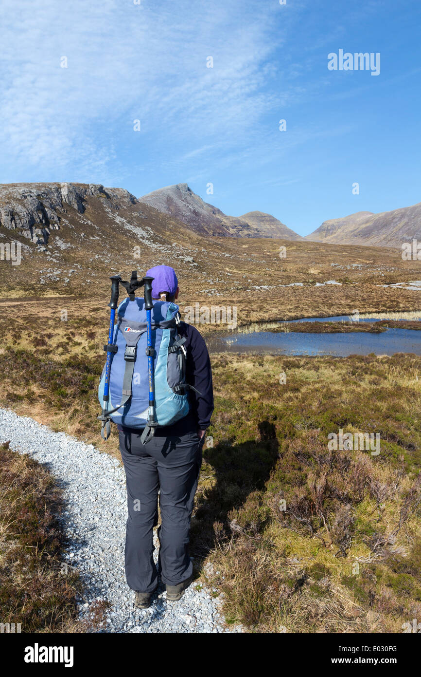 Walker en profitant de la vue vers le nord de l'Assynt Montagnes Quinag Scotland UK Banque D'Images