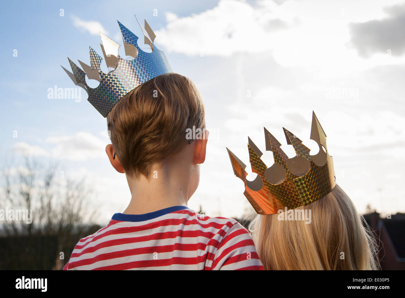 Deux enfants déguisés portant des couronnes. Banque D'Images