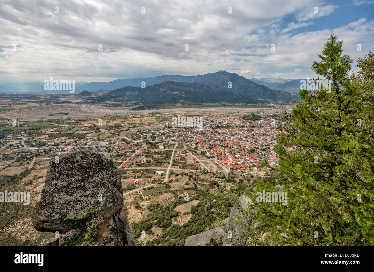 Vue aérienne de la ville de Kalambaka Meteora cliffs en Grèce Banque D'Images