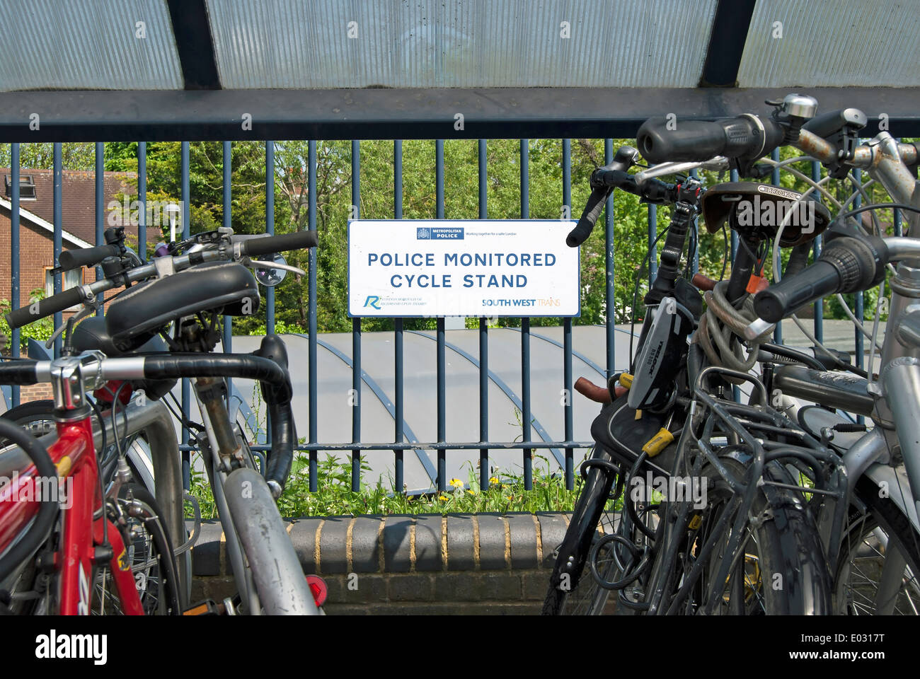 Cycle de surveillance de la police se signe par vélos garés à Twickenham, Middlesex, Angleterre Banque D'Images