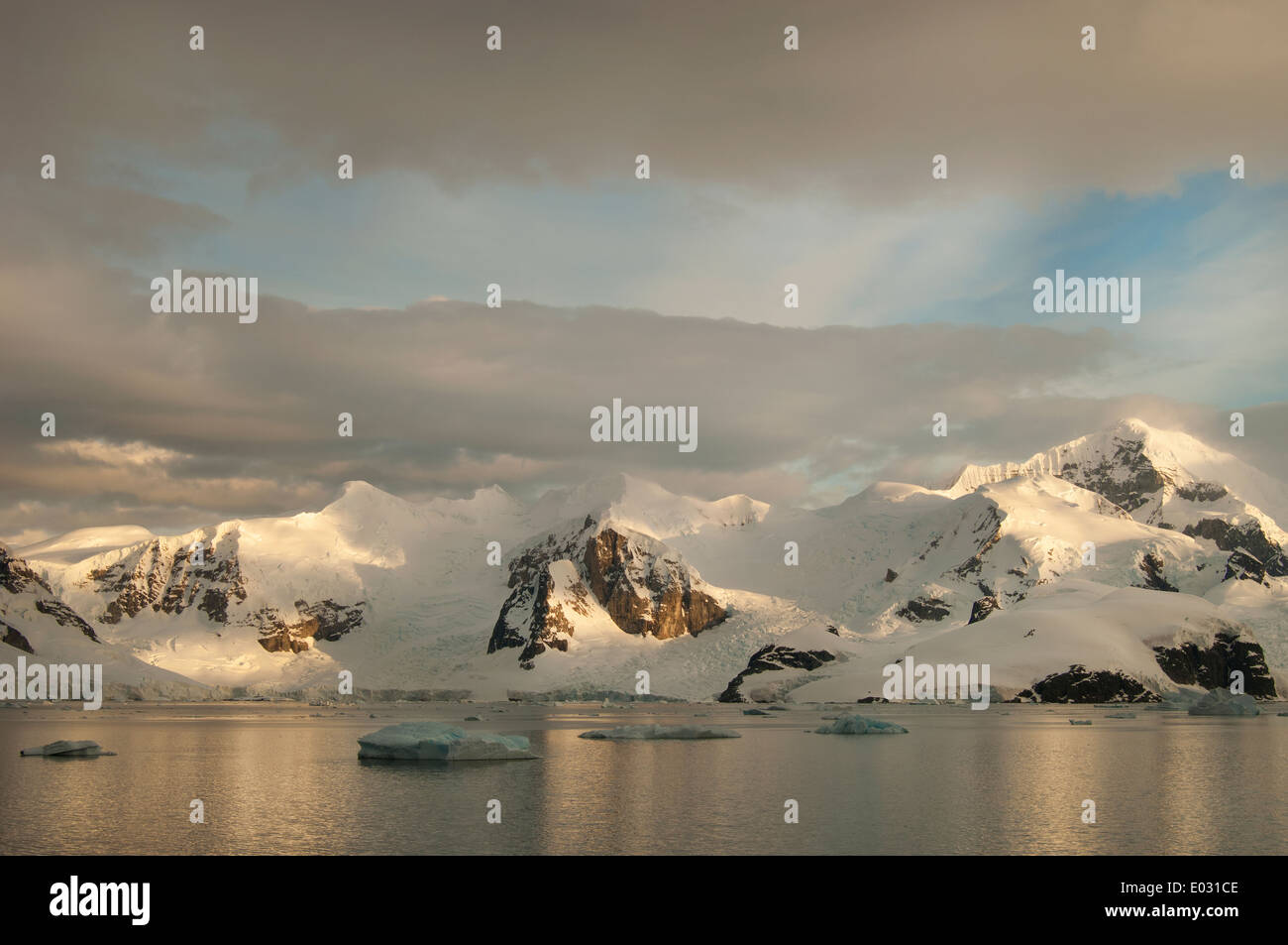 Crépuscule et télévision l'eau calme de la rive d'un paysage de montagne dans l'Antarctique. Banque D'Images