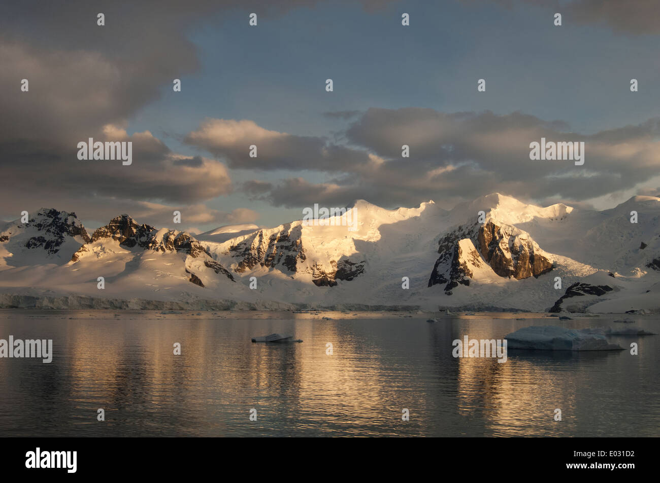 Crépuscule et télévision l'eau calme de la rive d'un paysage de montagne dans l'Antarctique. Banque D'Images