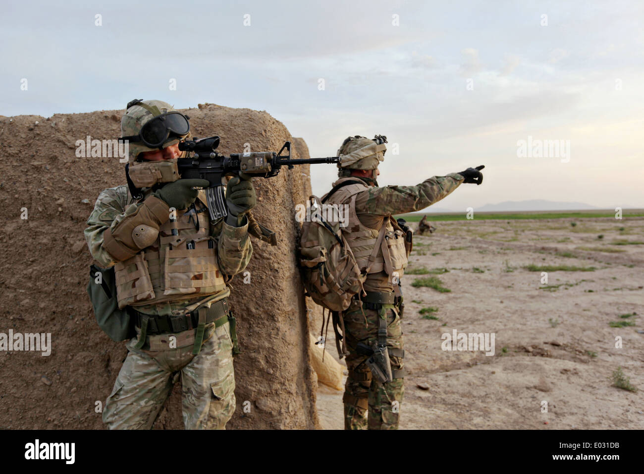 Un soldat géorgien géorgien avec la 31e Bataillon d'infanterie légère de montres pour l'activité des insurgés au cours d'une opération d'échange avec l'Armée nationale afghane le 12 avril 2014 dans la province d'Helmand, en Afghanistan. Banque D'Images