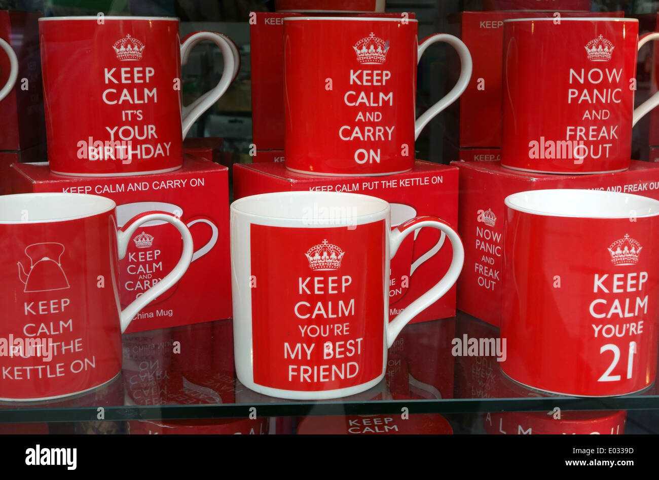 Des "tasses thème affiché dans la vitrine de Londres Banque D'Images