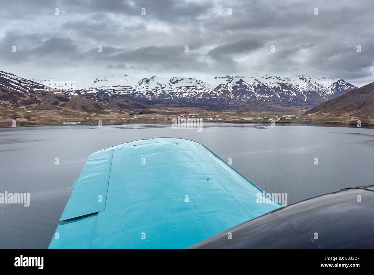 Petit avion bimoteur. Piper PA-23-150 (Apache) Grimsey, Islande. Banque D'Images