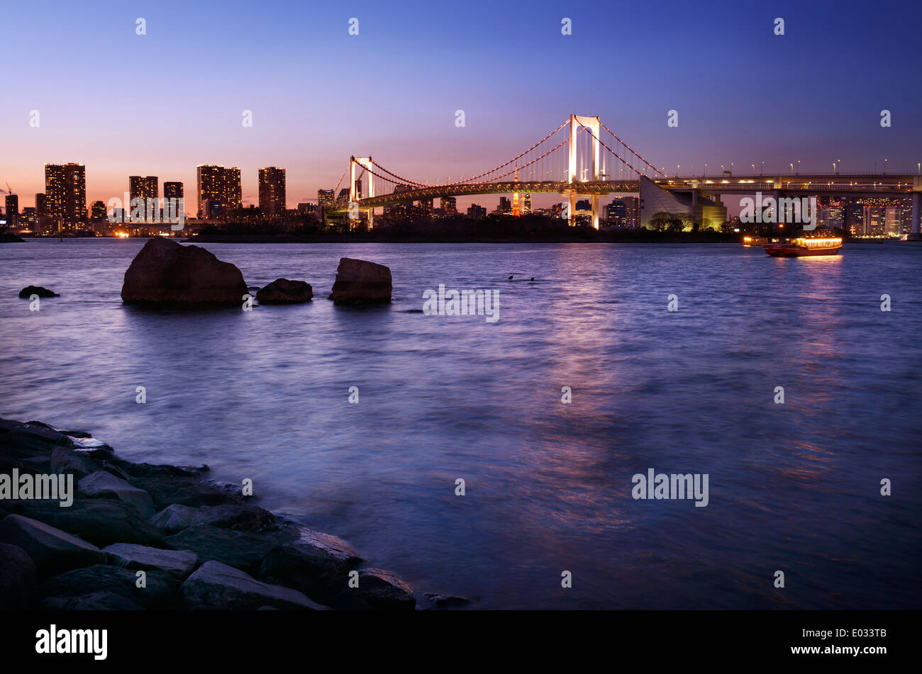 Crépuscule coloré décor du pont en arc-en-ciel à travers la baie de Tokyo au crépuscule. Odaiba, Tokyo, Japon. Banque D'Images