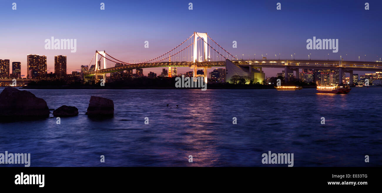 Belle vue panoramique du pont en arc-en-ciel à travers la baie de Tokyo à la nuit. Odaiba, Tokyo, Japon. Banque D'Images