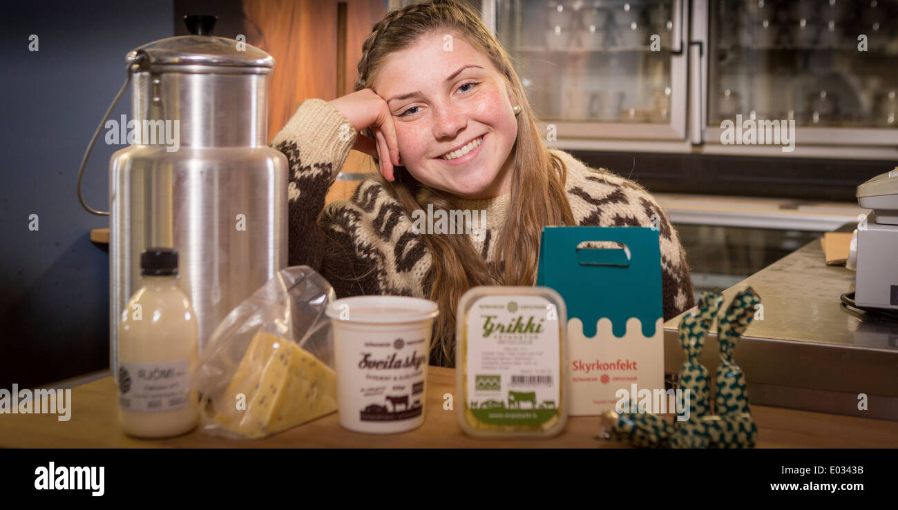 Adolescente avec les produits laitiers de la ferme familiale, l'Islande Banque D'Images