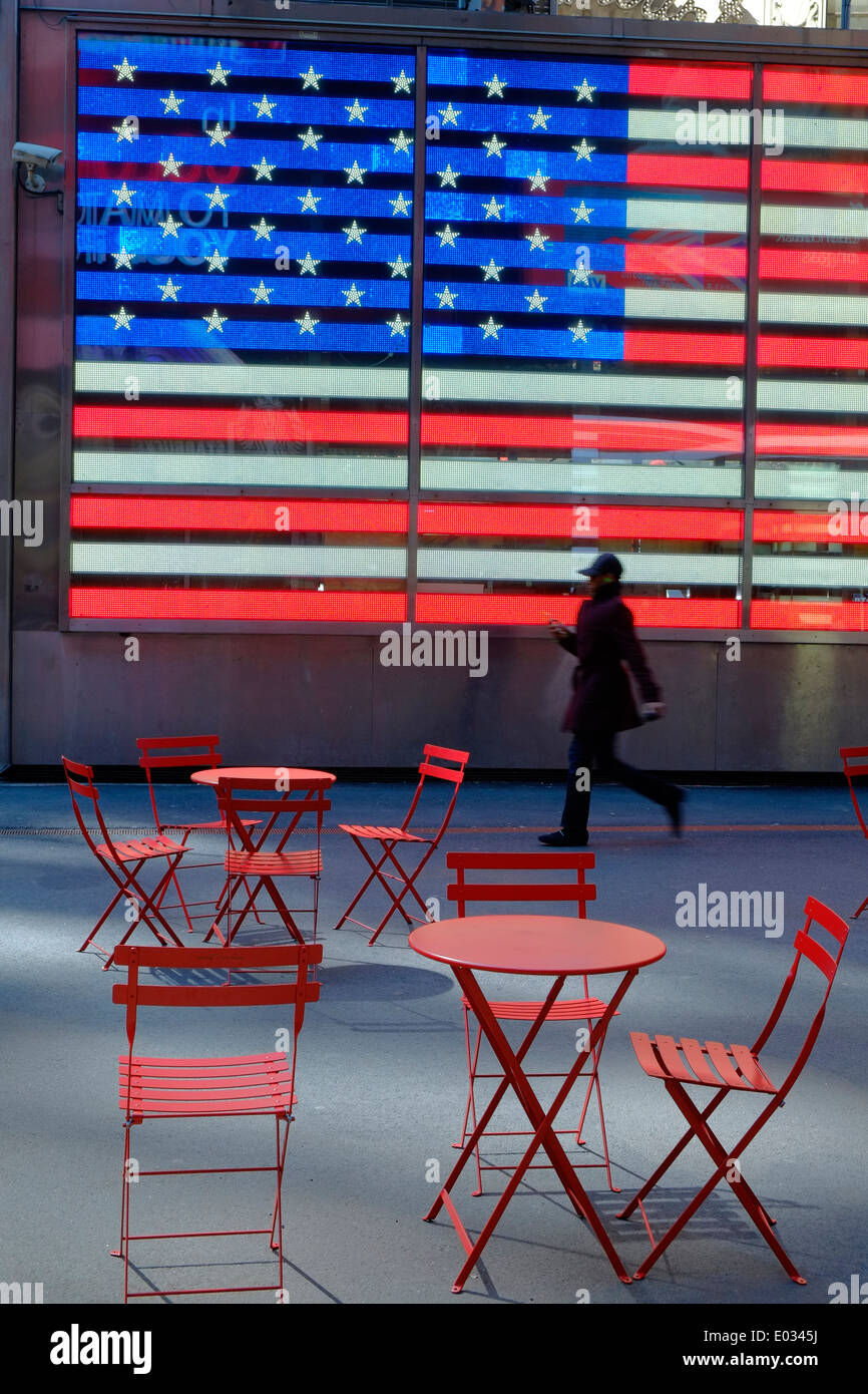 Table et chaises à Times Square, New York, USA Banque D'Images