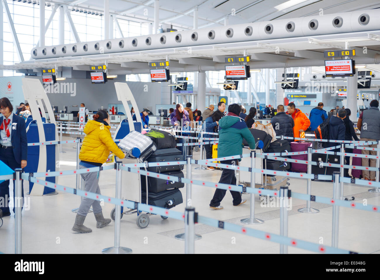 Les gens de l'enregistrement de leurs bagages à l'aéroport international Pearson de Toronto Banque D'Images