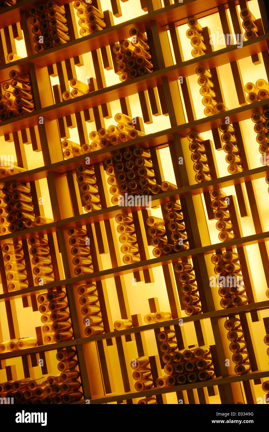 Mur d'un bar décoré avec des bouteilles de vin sur des étagères, abstract background Banque D'Images