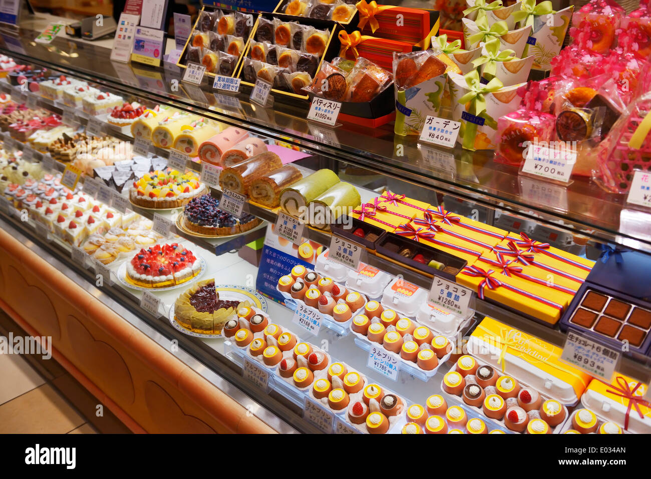 Les gâteaux, pains et pâtisseries sur un affichage à une boulangerie japonaise. Tokyo, Japon. Banque D'Images