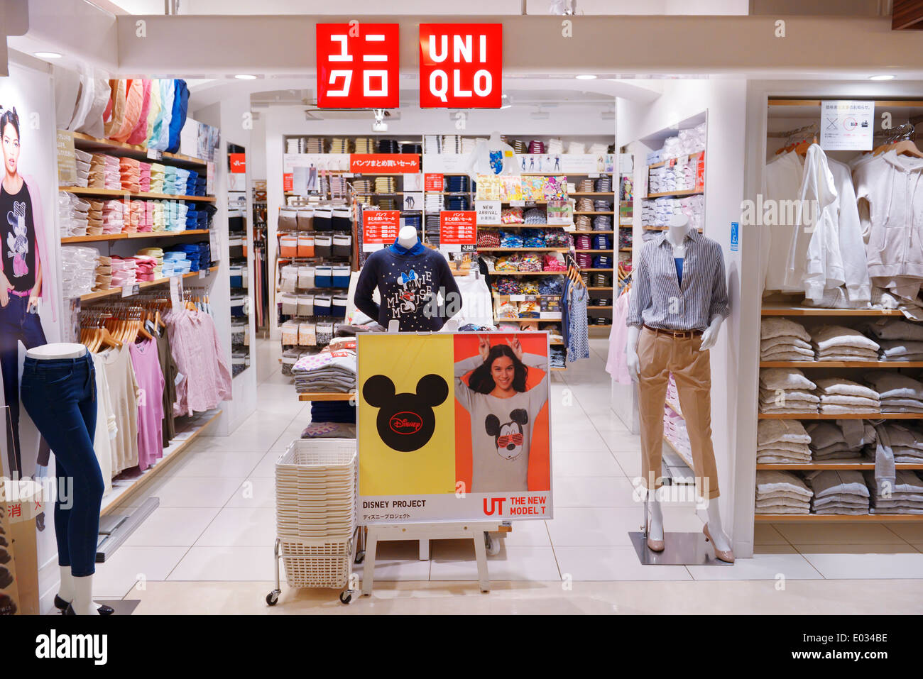 Magasin de vêtements Uniqlo à Tokyo, Japon Photo Stock - Alamy