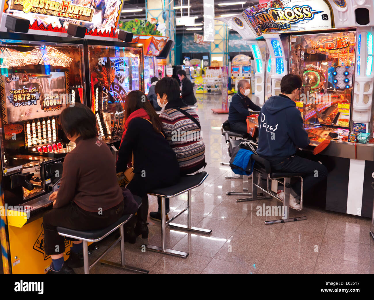 Gens jouer machines à sous une arcade à Odaiba, Tokyo, Japon Banque D'Images