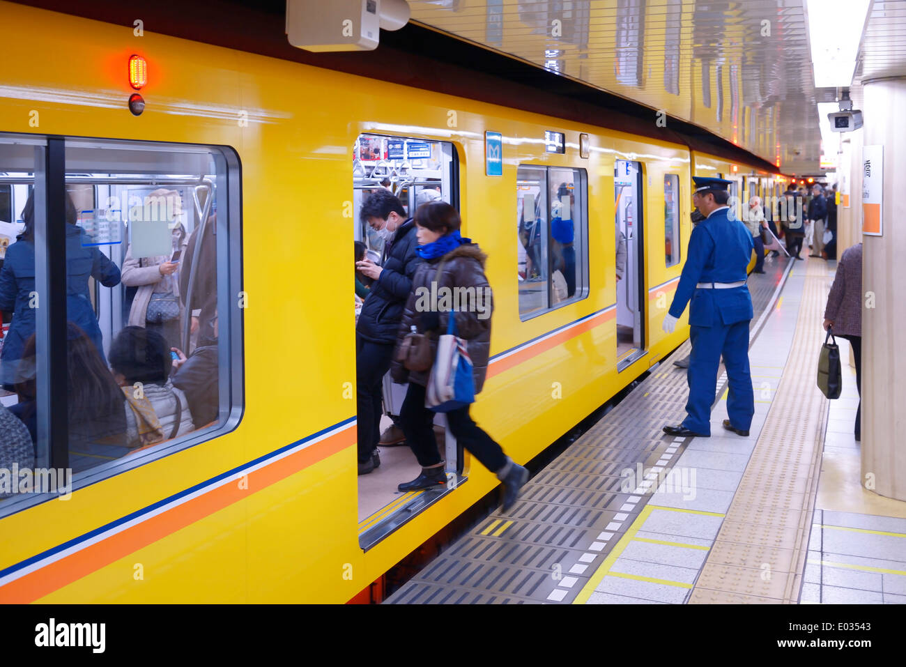 Les gens qui entrent dans le métro de Tokyo métro sur une plate-forme. Tokyo, Japon. Banque D'Images
