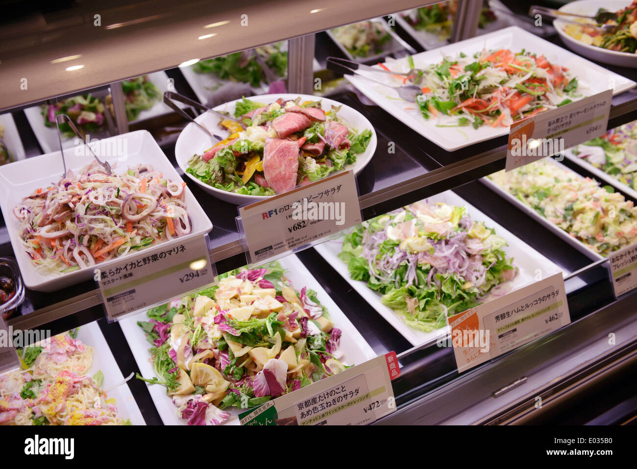 Des salades sur l'affichage dans un supermarché japonais. Tokyo, Japon. Banque D'Images