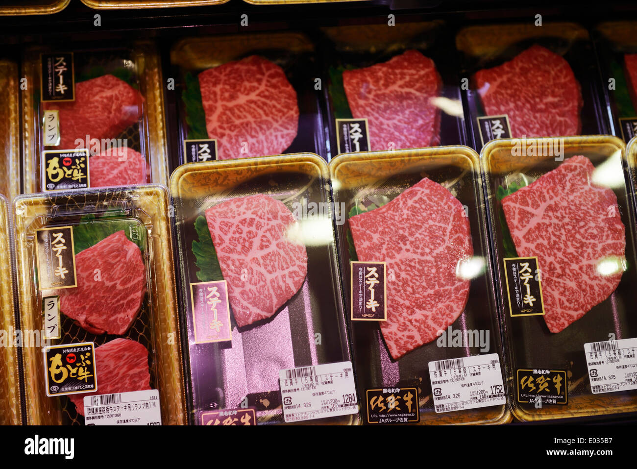 Japanese Steak de boeuf Wagyu, emballés à afficher dans un supermarché. Tokyo, Japon. Banque D'Images