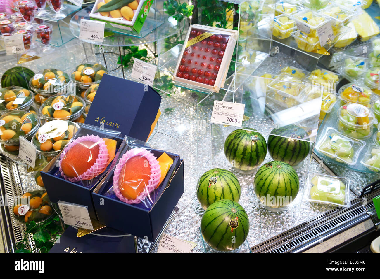 Cher les fruits, pastèque, mangue sur l'affichage dans un supermarché japonais. Tokyo, Japon. Banque D'Images