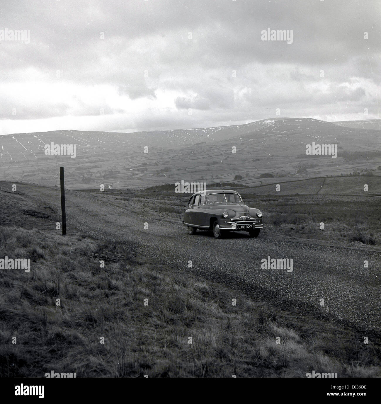 Historique années 1950, voiture garée sur des road, Lake District. Banque D'Images