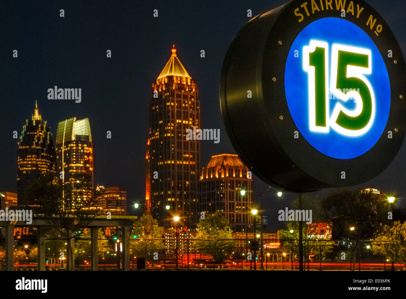 Les gratte-ciel illuminés de Midtown Atlanta, Géorgie comme vu à partir de la gare de l'Atlantique. Banque D'Images