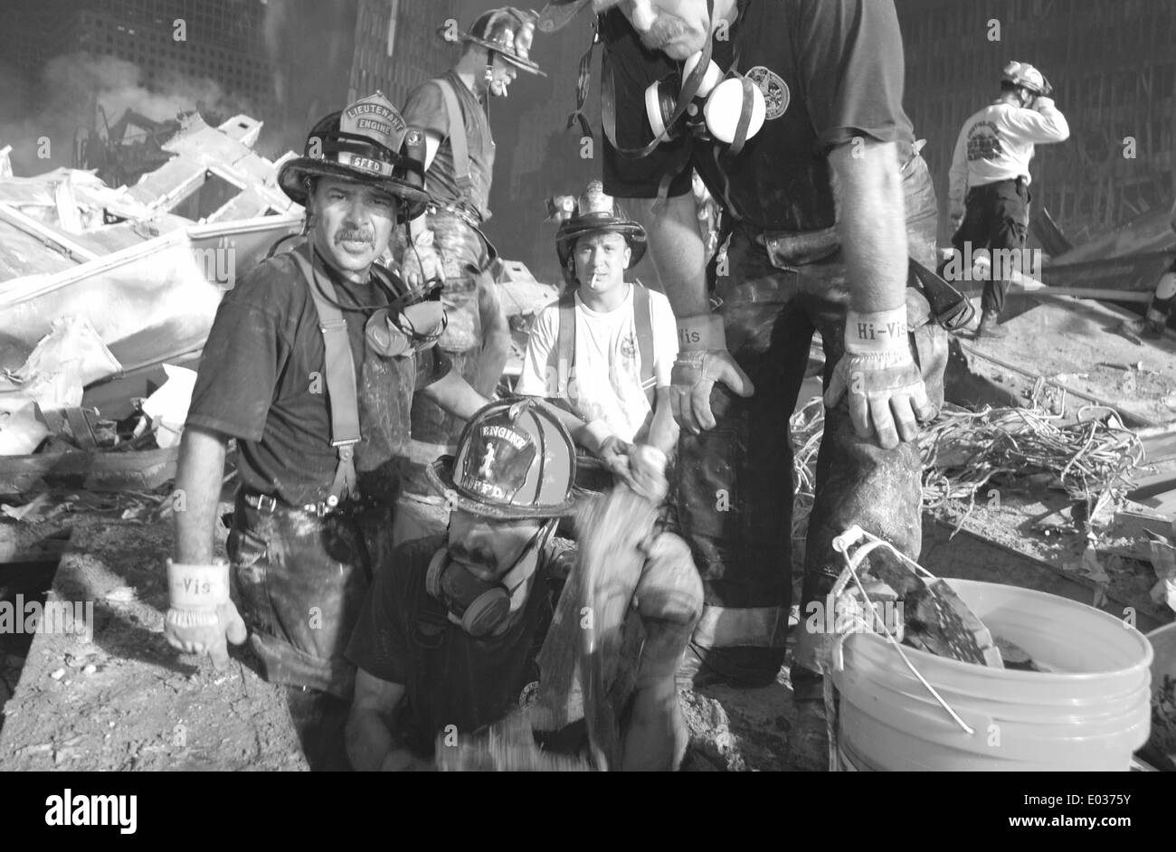 Recherche et sauvetage en milieu urbain les travailleurs continuent la récupération des victimes parmi les décombres du World Trade Center à la suite d'une attaque terroriste massive qui a détruit les tours jumelles tuant 2 606 personnes, 19 septembre 2001 à New York, NY. Banque D'Images
