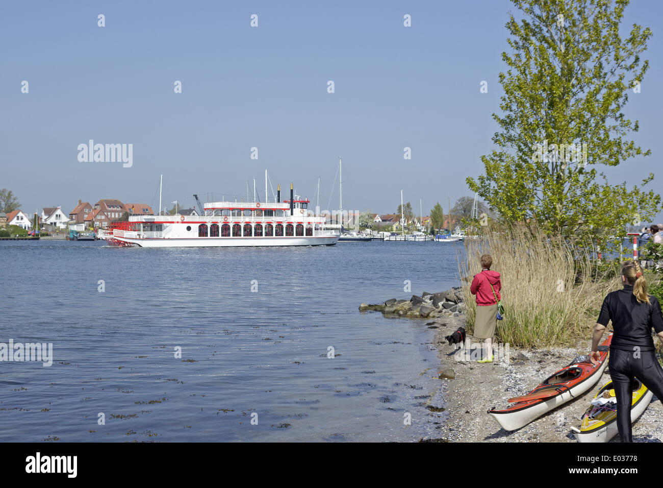 Le nouveau 'Princess' chlei paddlesteamer passant Arnis, mer Baltique Fjord Schlei, Schleswig-Holstein, Allemagne Banque D'Images