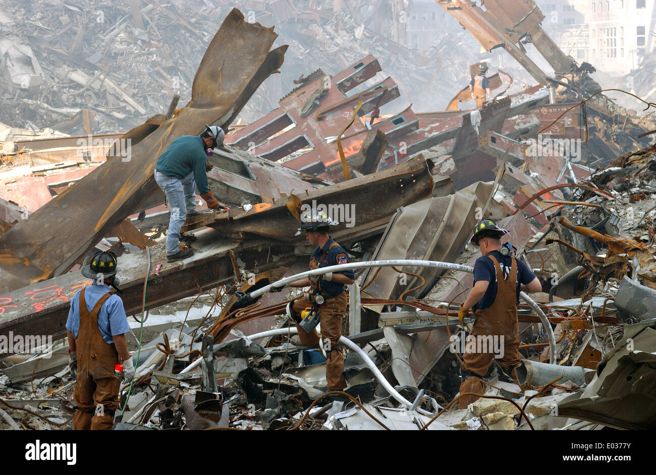 Les équipes de recherche et sauvetage en milieu urbain à travailler pour dégager les décombres de l'épave du World Trade Center à la suite d'une attaque terroriste massive qui a détruit les tours jumelles tuant 2 606 personnes le 18 septembre 2001 à New York, NY. Banque D'Images