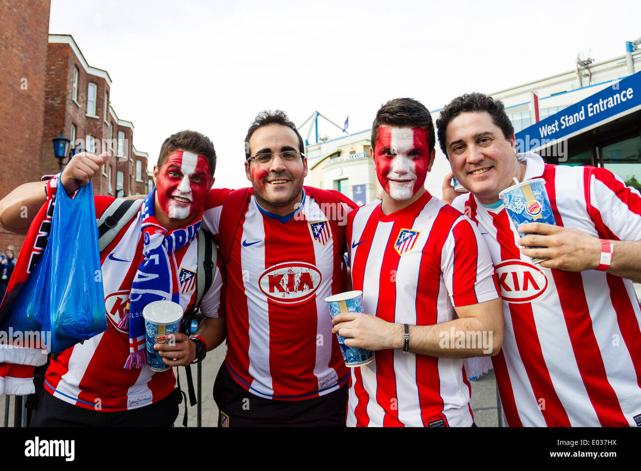 Londres, Royaume-Uni. Apr 30, 2014. L'Atletico Madrid fans avant le match de demi-finale de la Ligue des Champions entre Chelsea et l'Atletico Madrid à Stamford Bridge. © Plus Sport Action/Alamy Live News Banque D'Images