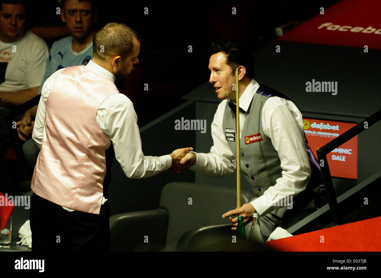 Sheffield, Royaume-Uni. Apr 30, 2014. Barry Hawkins atteint la demi-finale du Championnat du monde avec une victoire 13-12 sur Dominic Dale, au théâtre Crucible, Sheffield, Yorkshire, Angleterre. Credit : Action Plus Sport/Alamy Live News Banque D'Images