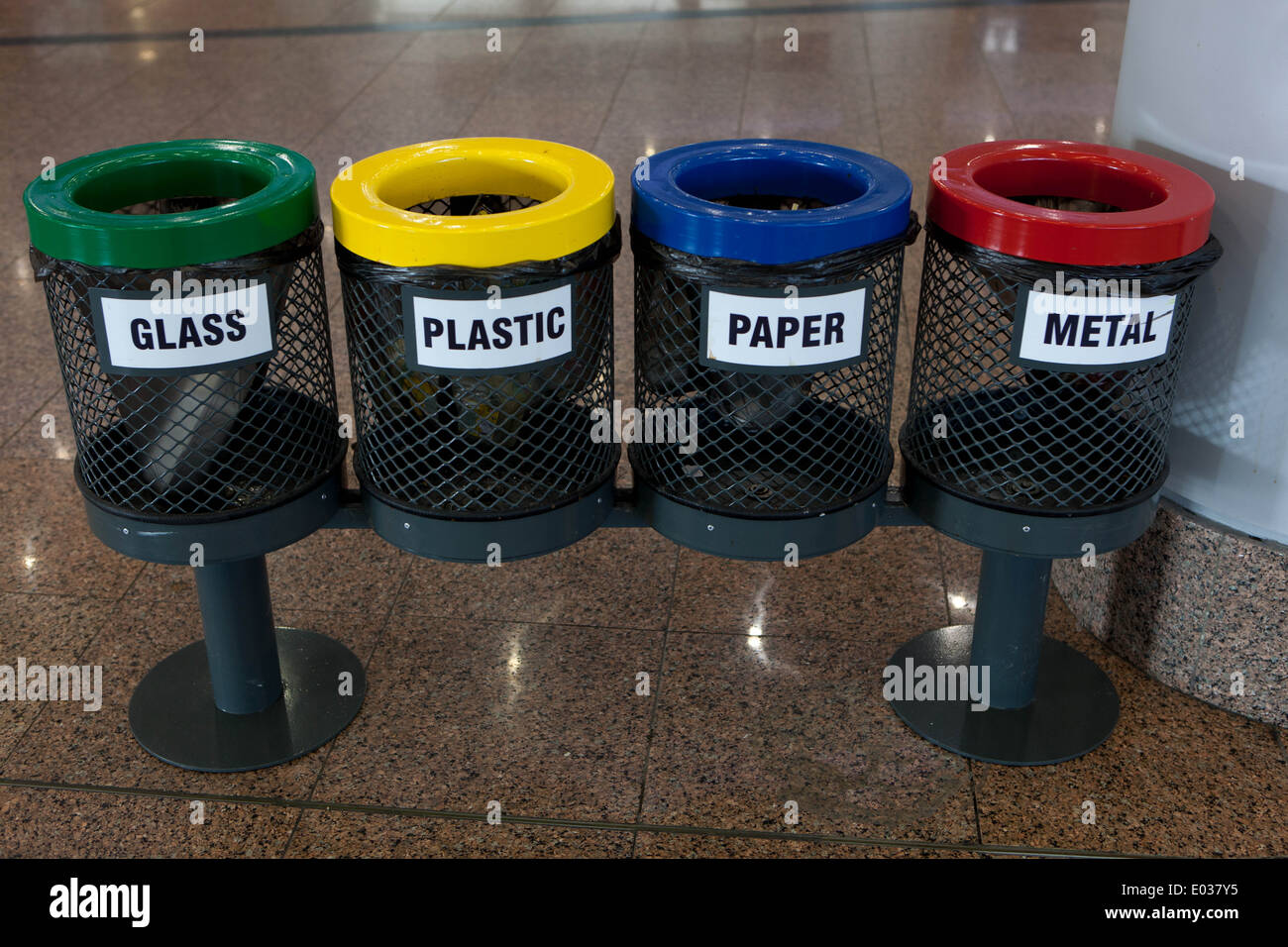 Bac de recyclage des déchets contenant en plastique et en verre Banque D'Images