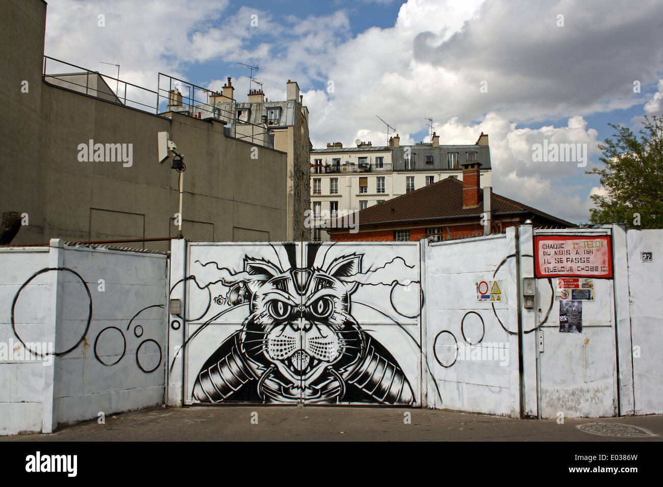 Paris, féroce caricature chat sur les portes d'accès à la cour. Banque D'Images