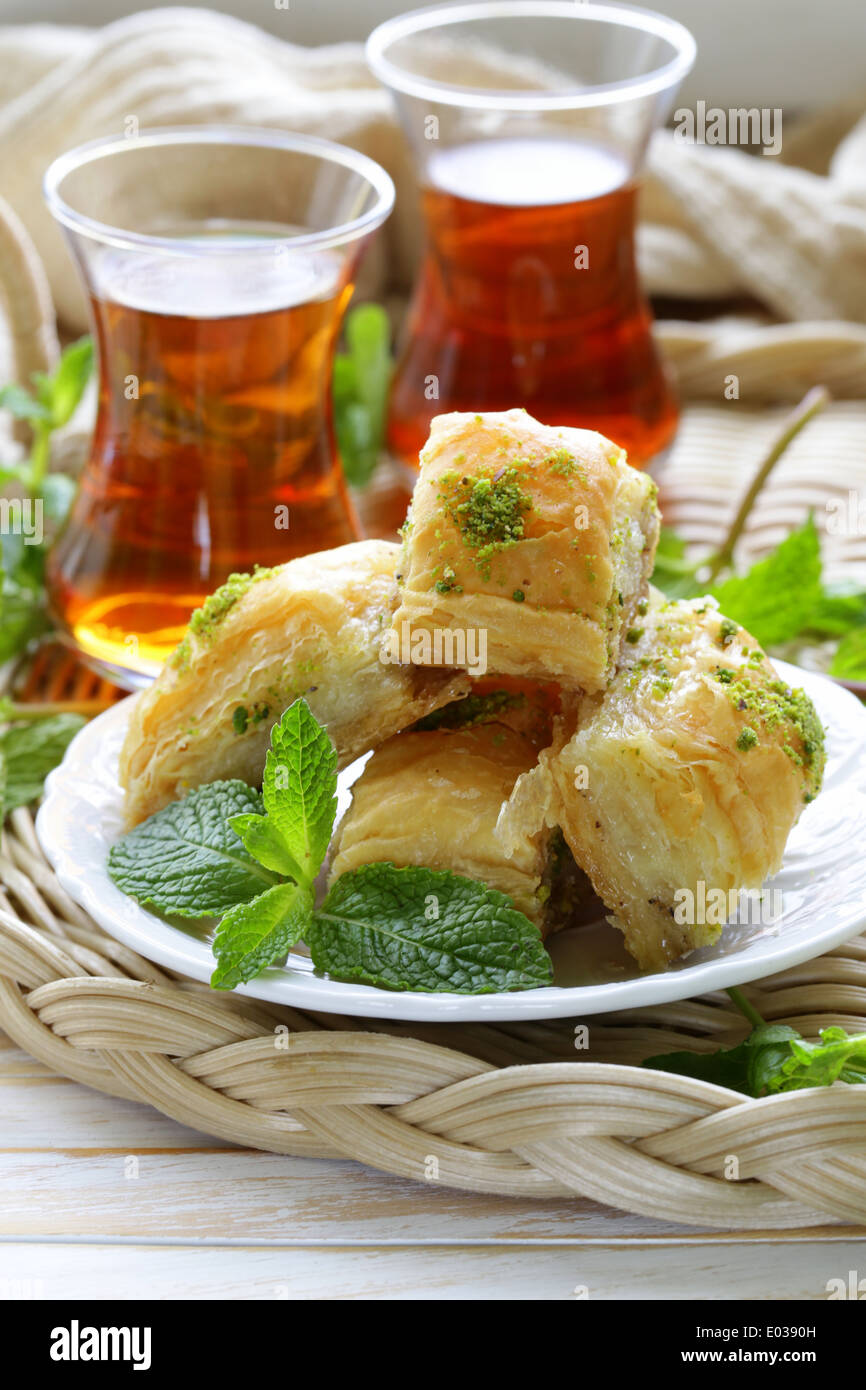 L'arabe turc traditionnel dessert - baklava au miel et pistaches Banque D'Images