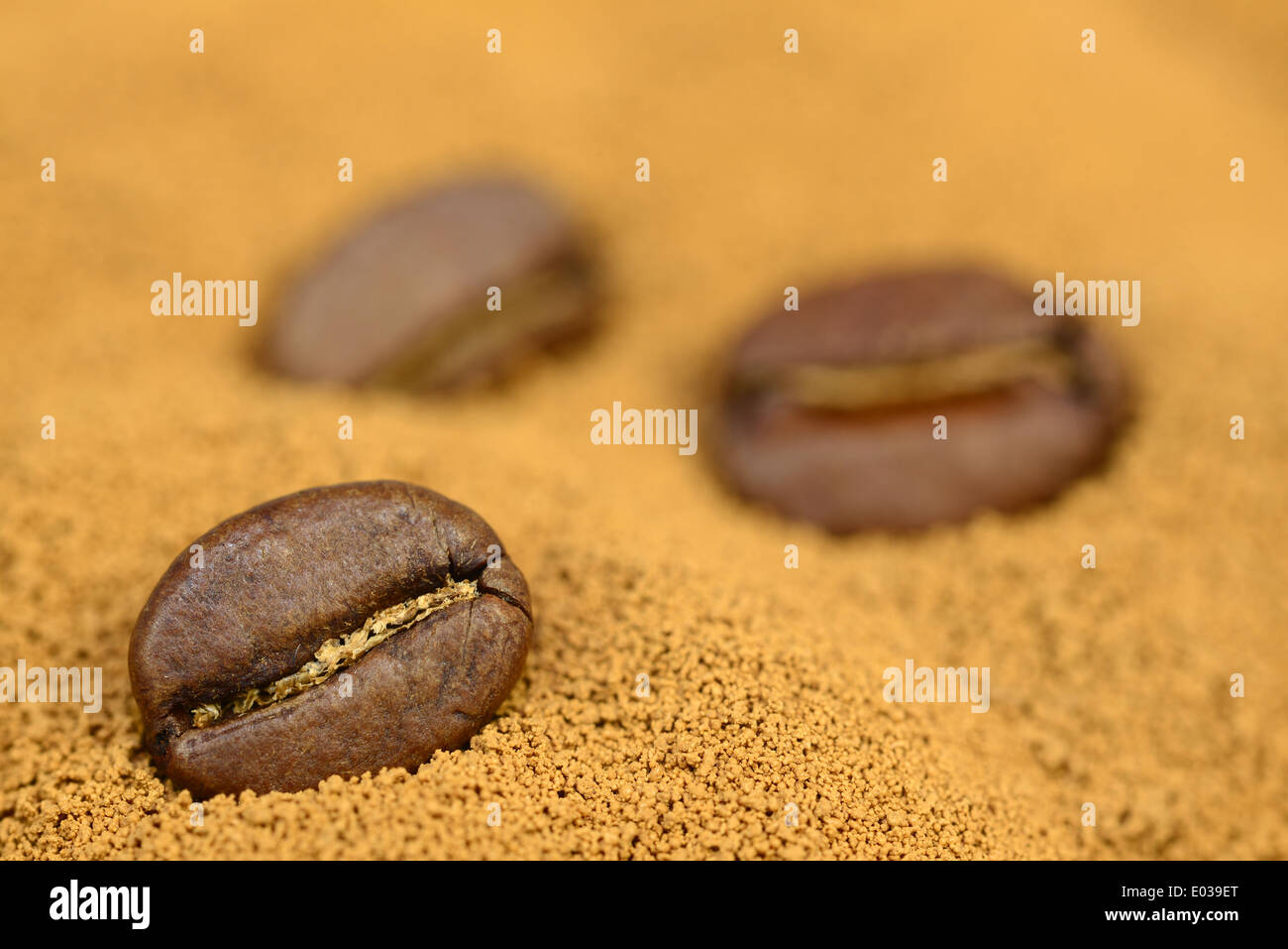 Café instantané d'arrière-plan avec les grains de café Banque D'Images