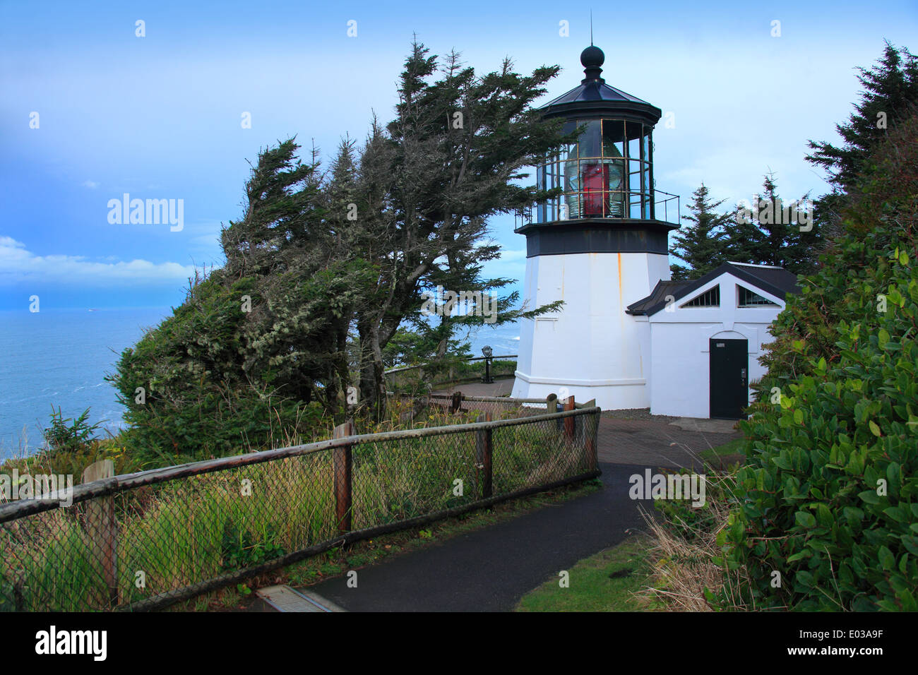 Photo de la cape meares lighthouse, cape meares state scenic viewpoint, côte de l'Oregon, USA Banque D'Images